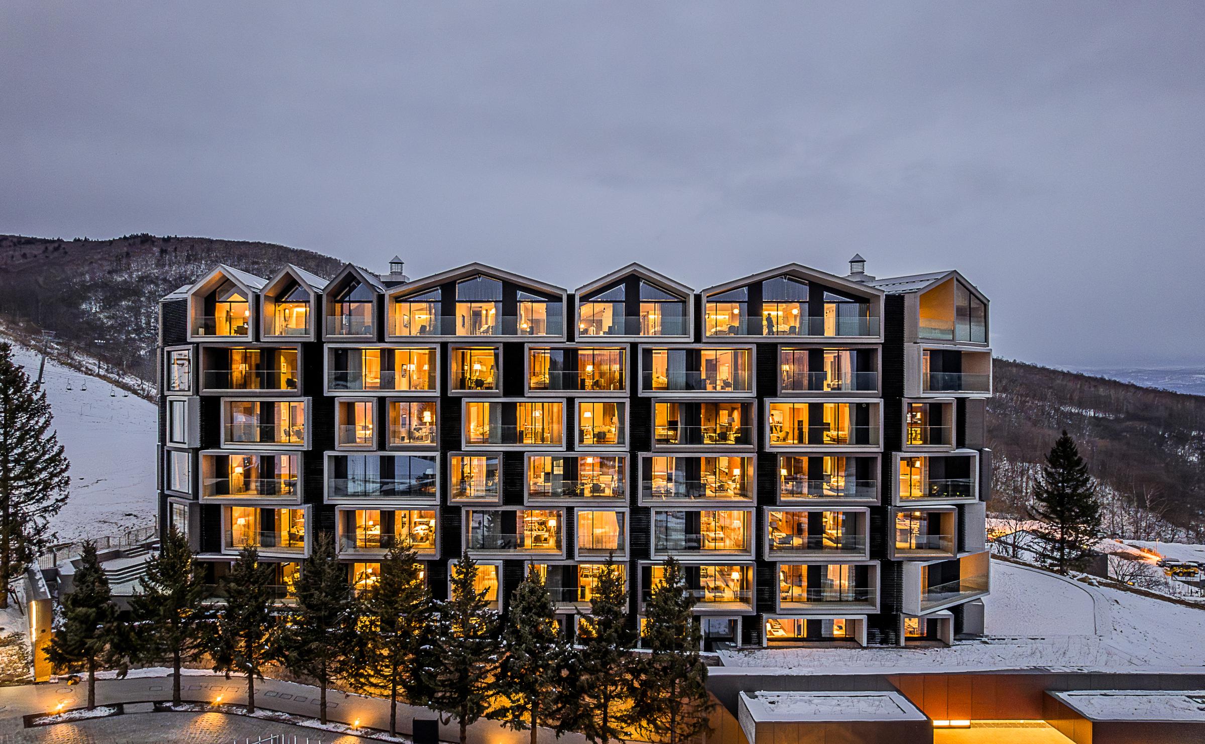 A night view of MUWA NISEKO with illuminated windows | MUWA NISEKO